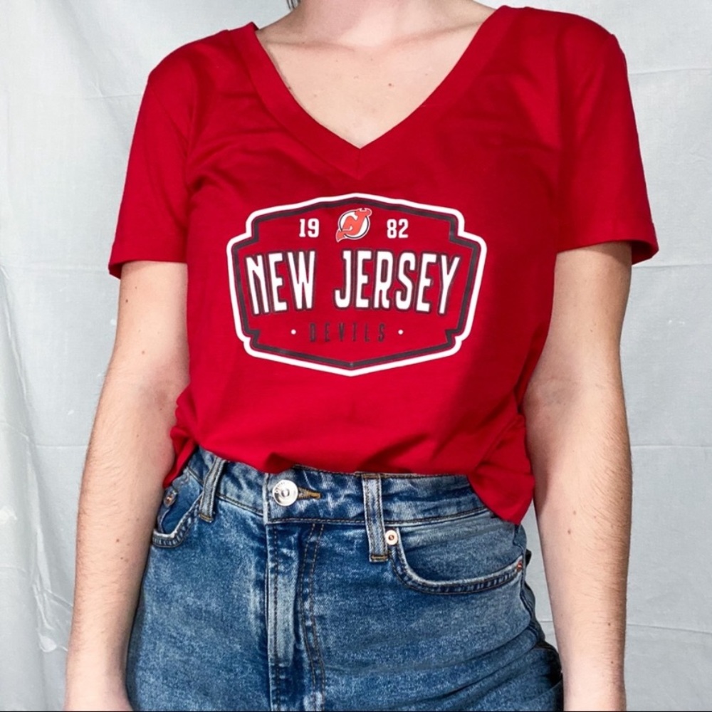 NWT NEW JERSEY DEVILS SHORT SLEEVE V-NECK T-SHIRT